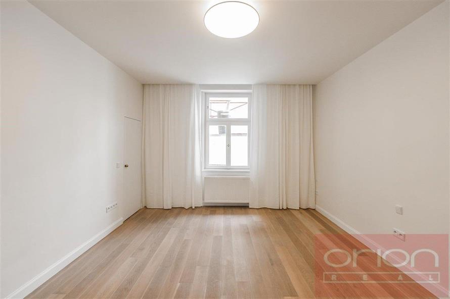 Pronájem klimatizovaného bytu s balkonem: Praha 3 - Vinohrady, nám. Jiřího z Poděbrad