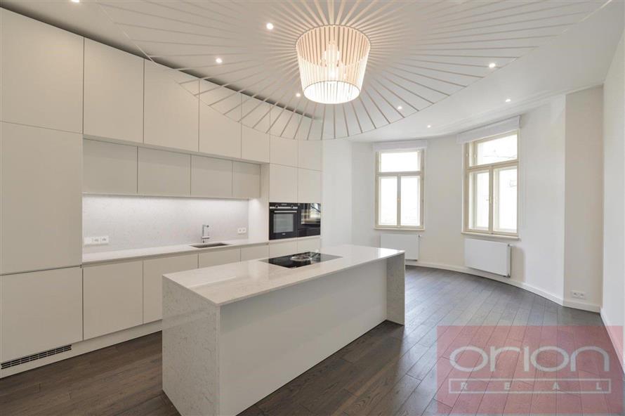 Pronájem zařízeného luxusního bytu s balkonem: Praha 3 - Vinohrady, Laubova