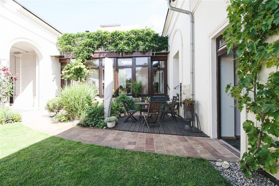 Spacious apartment with terrace, garden and garage for rent: Praha 2- Vinohrady, Havlíčkovy sady