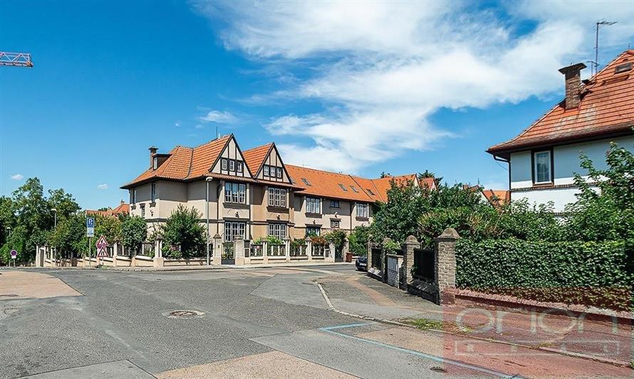 House with terrace and garden for rent: Praha 6- Střešovice, Lomená