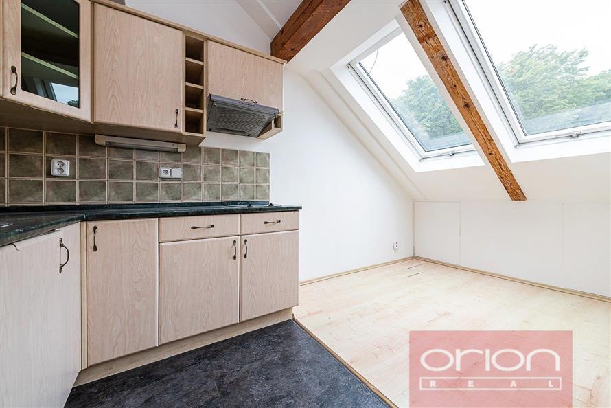 Bright 1-Bedroom Apartment (2+kk), Na Zatlance Street, Prague 5 – Smíchov
