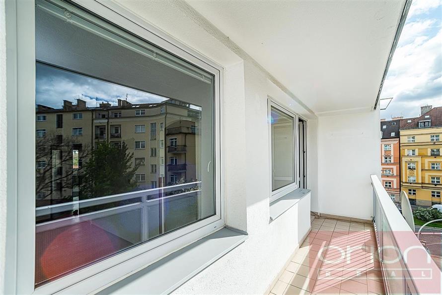 Flat with a balcony for sale : Prague 5 - Košíře, Plzeňská street