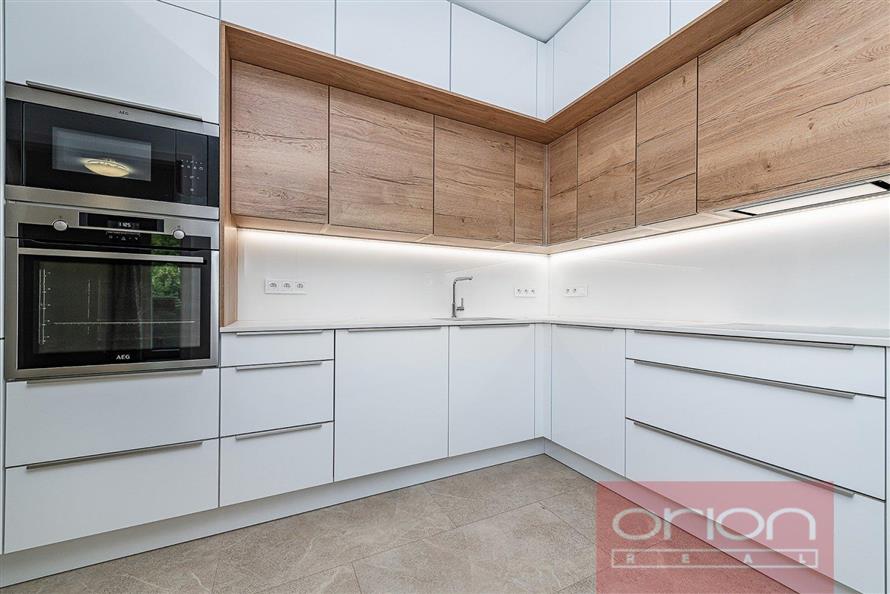 Four bedroom apartment with balcony for sale: Praha 5 - Smíchov, Podbělohorská