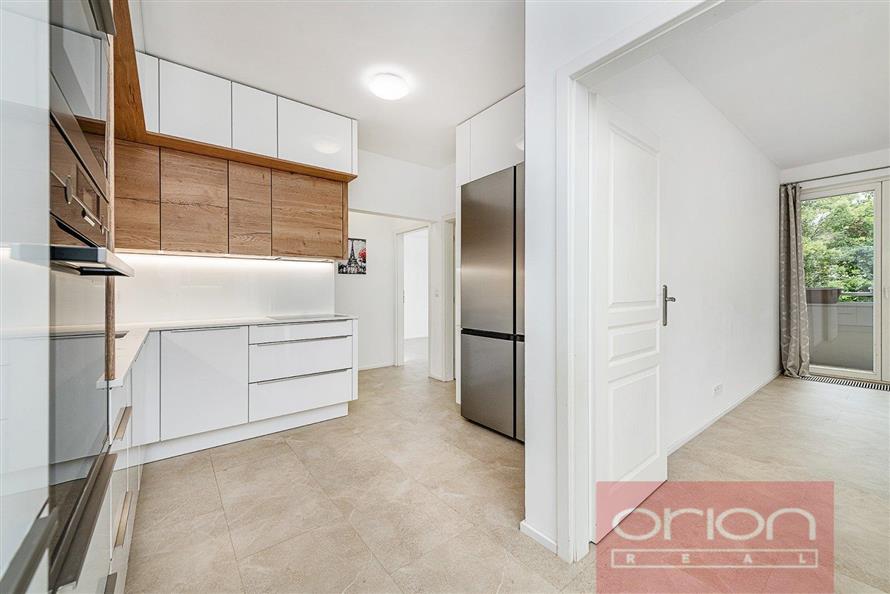 Sale of four bedroom apartment with balcony and garage parking: Praha 5 - Smíchov, Podbělohorská
