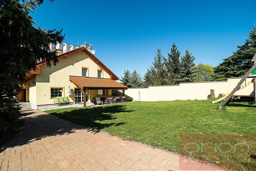 Family house with garden and terrace for sale: Praha 5- Řeporyje, Draženovská